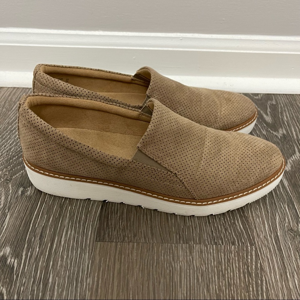 Naturalizer tan espadrilles